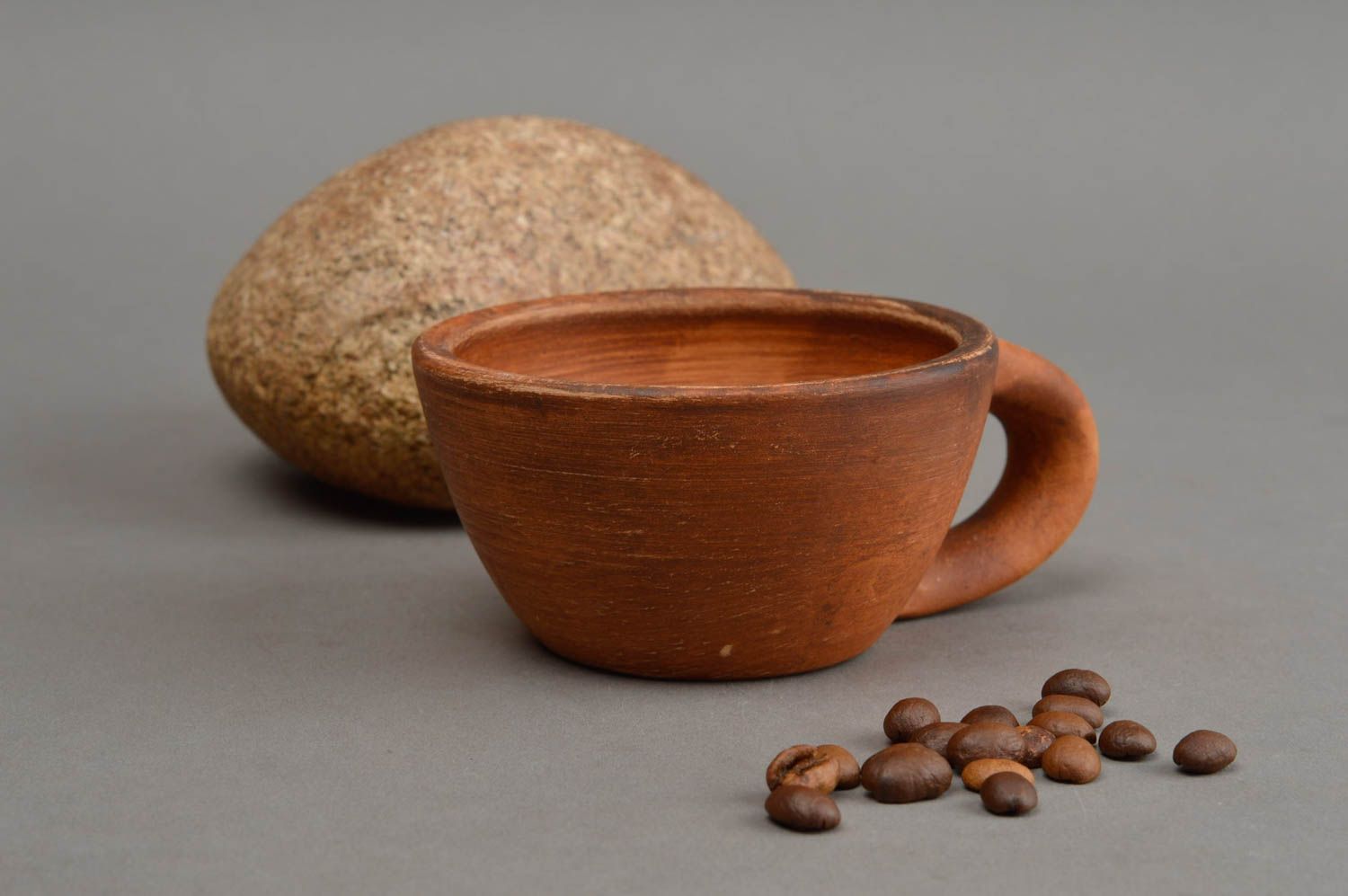 Оригинальная глиняная чашка ручной работы в технике гончарства коричневая фото 1