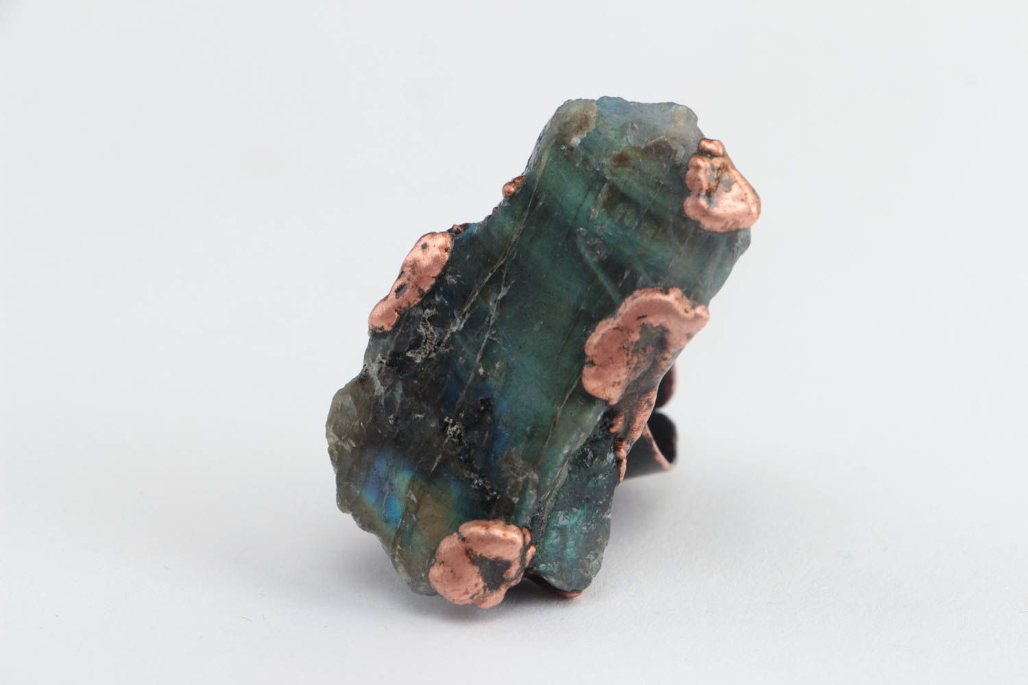 Кольцо с натуральным камнем лабрадоритом стильное медное необычное ручной работы фото 3