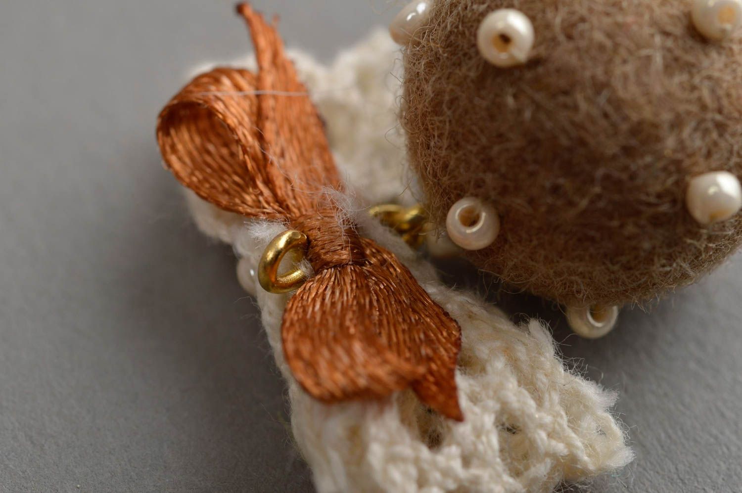 Pendentif boule beige design de créateur fait main en laine technique feutrage photo 5