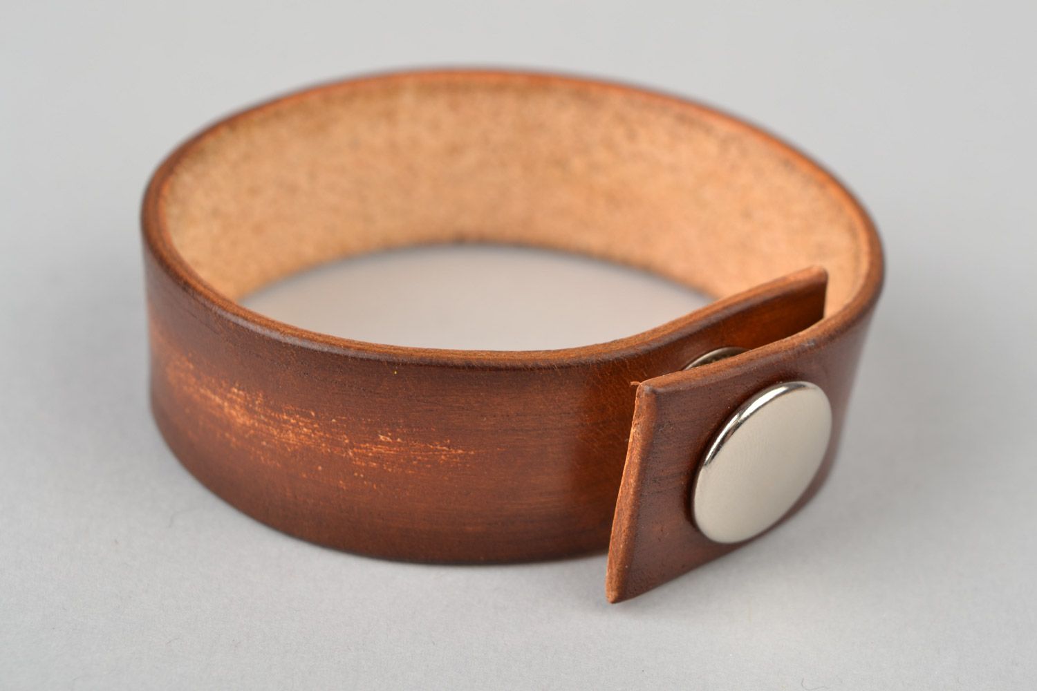 Bracelet en cuir large brun avec bouton-pression fait main unisexe élégant photo 4