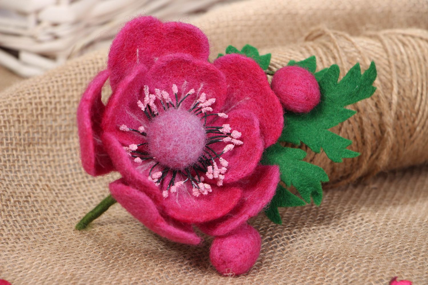 Broche boutonnière en laine en forme de fleur photo 5