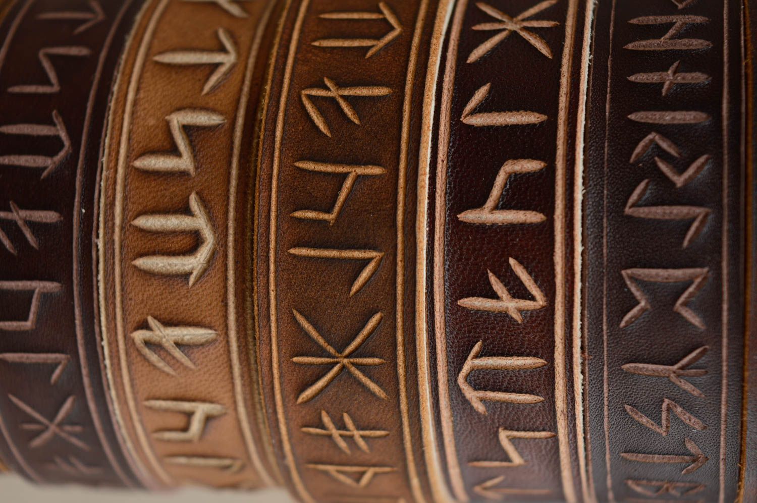 Bracelet en cuir naturel fait main avec runes marron de style ethnique  photo 5