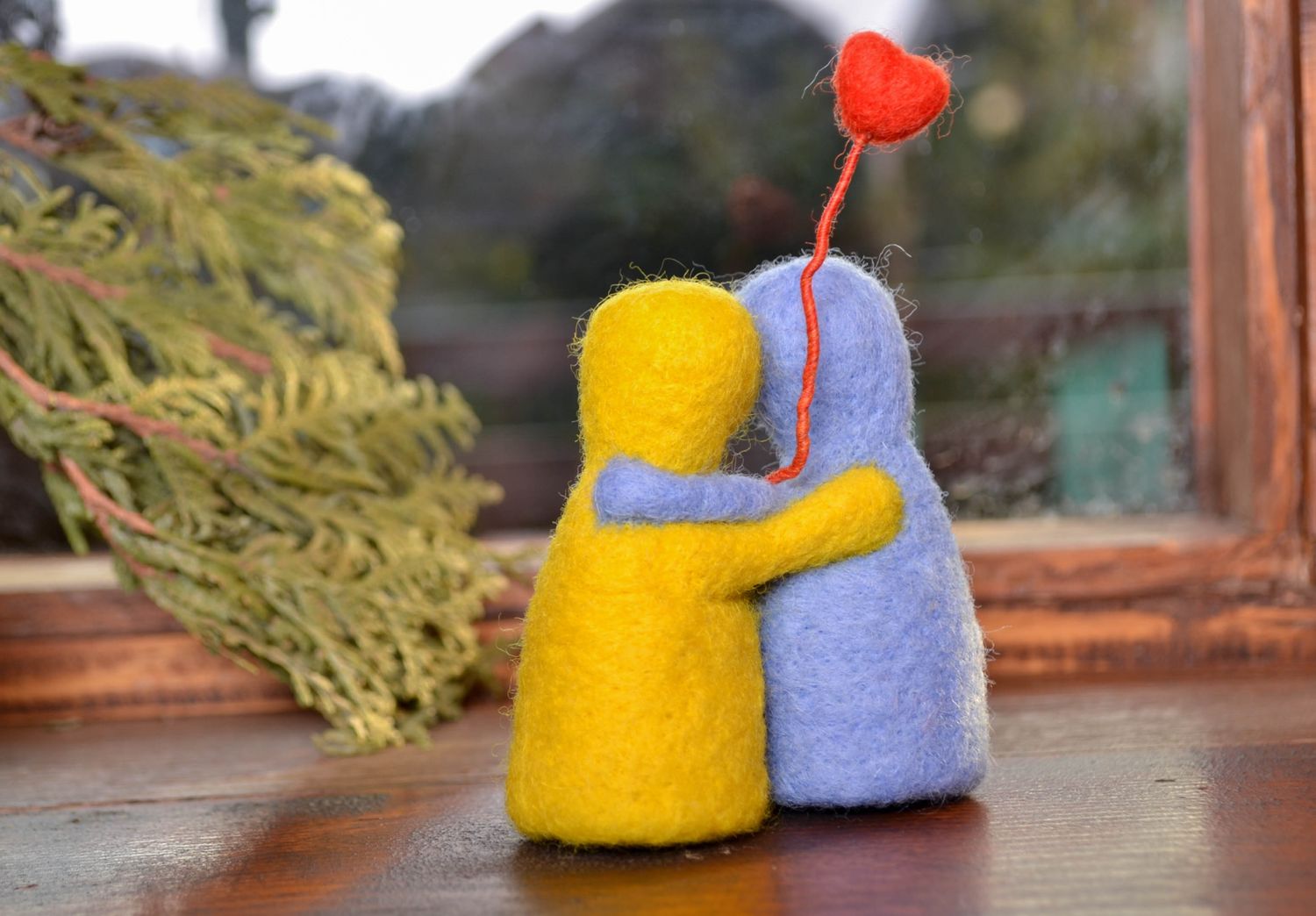Peluche décorative feutrée faite main en laine cardée Embrassement photo 1