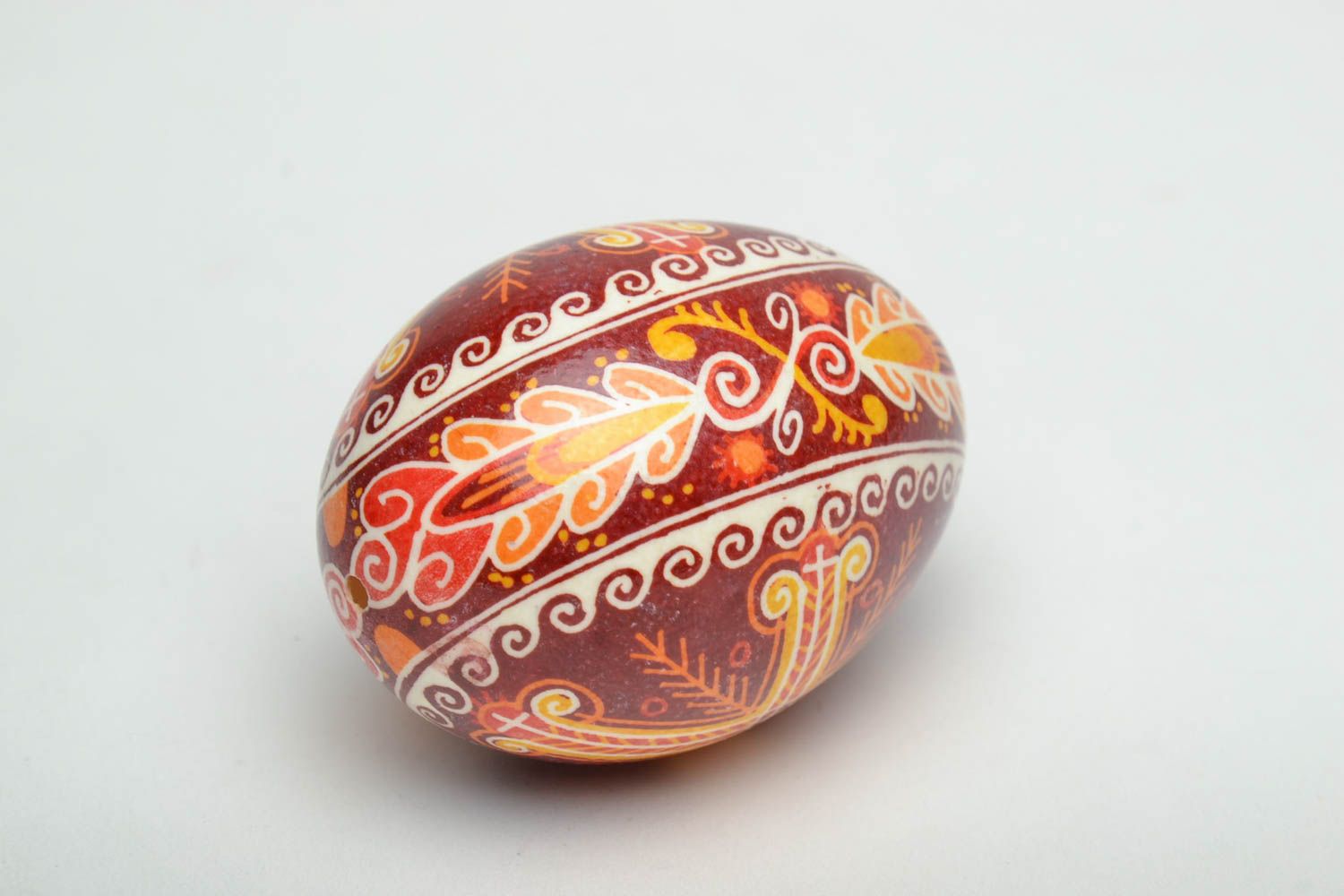 Oeuf de Pâques peint de colorants d'aniline rouge décoratif fait main original photo 3