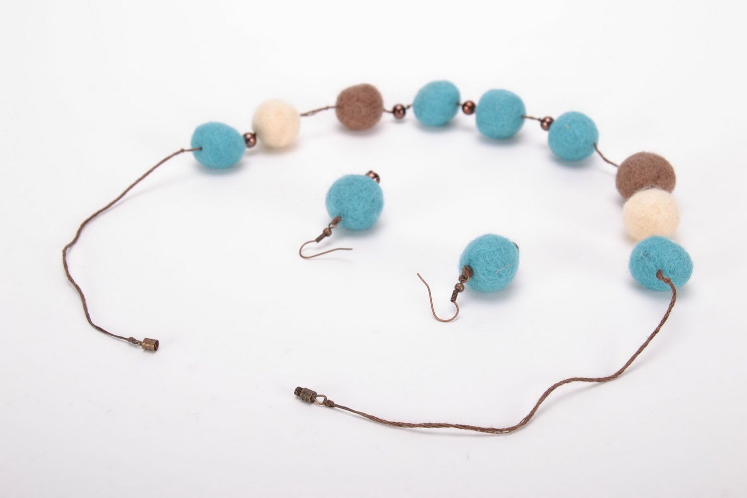 Boucles d'oreilles et collier en laine ensemble des bijoux photo 3