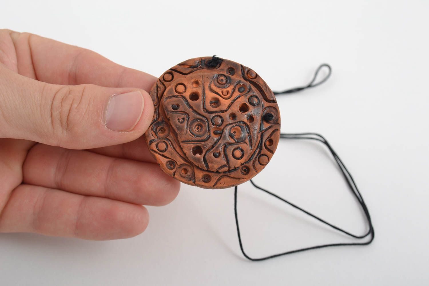 Глиняный кулон ручной работы украшения из натуральных материалов круглый кулон фото 6