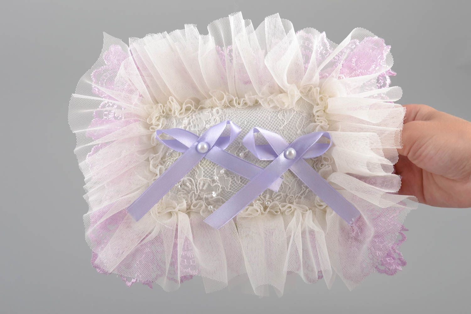 Свадебная подушечка для колец красивая пышная белая с фиолетовым ручная работа фото 5