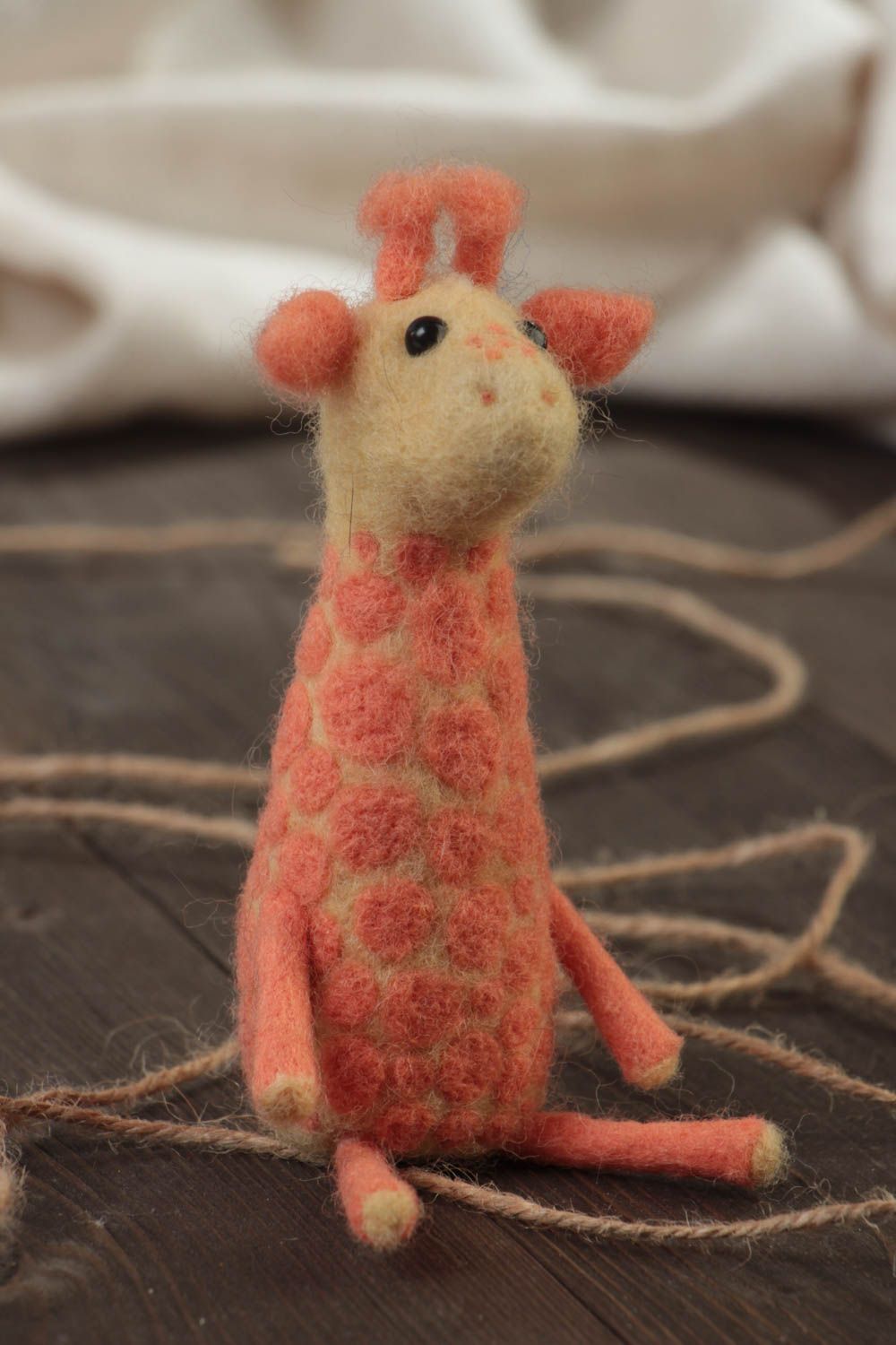 Schönes Wolle Kuscheltier Giraffe handmade originell für Interieur und Kinder foto 1