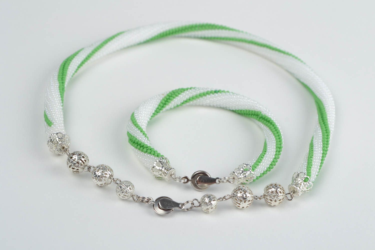 Parure collier et bracelet blanc vert tressés en perles de rocaille faits main photo 4