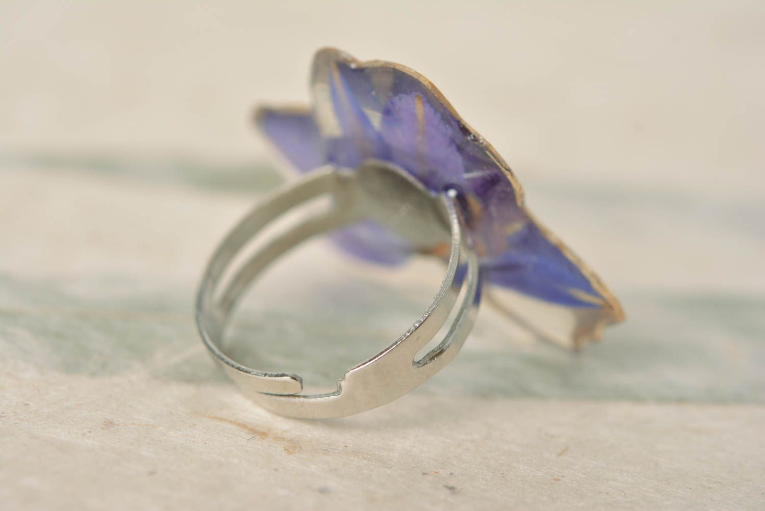Künstlerischer violetter Ring mit echter Blume im Epoxidharz handmade Schmuck foto 3