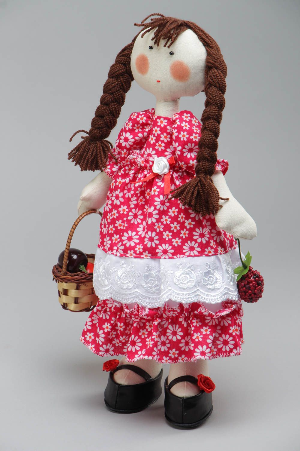 Текстильная кукла в красном платье ручной работы для девочки оригинальная мягкая фото 2