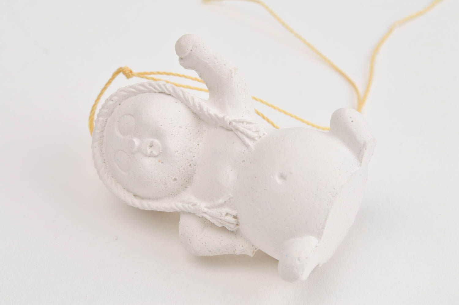 Figura hecha a mano de yeso blanca figuras de niño decoración de interior  foto 4