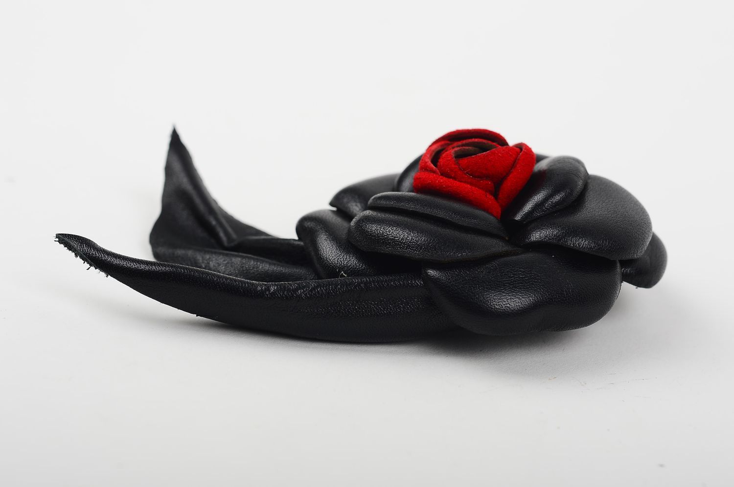 Broche en cuir fait main Broche fantaisie noir rouge Accessoire femme Fleur photo 5