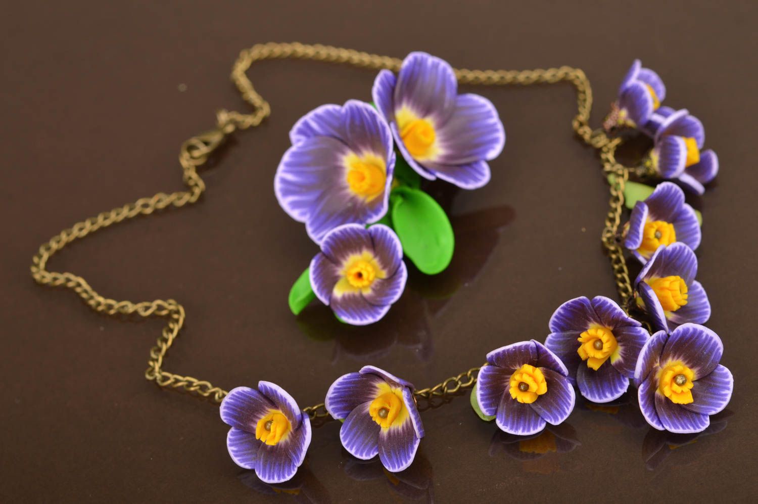 Barrette à cheveux et collier en pâte polymère faits main avec fleurs violettes photo 2