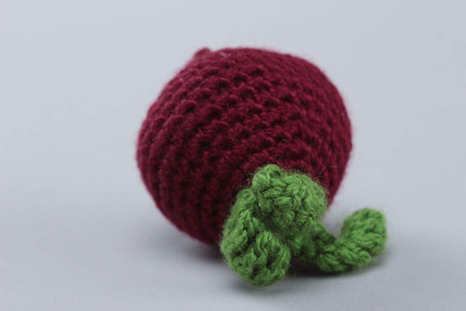 Jouet mou tricoté en fils acryliques au crochet fait main en forme de betterave photo 3