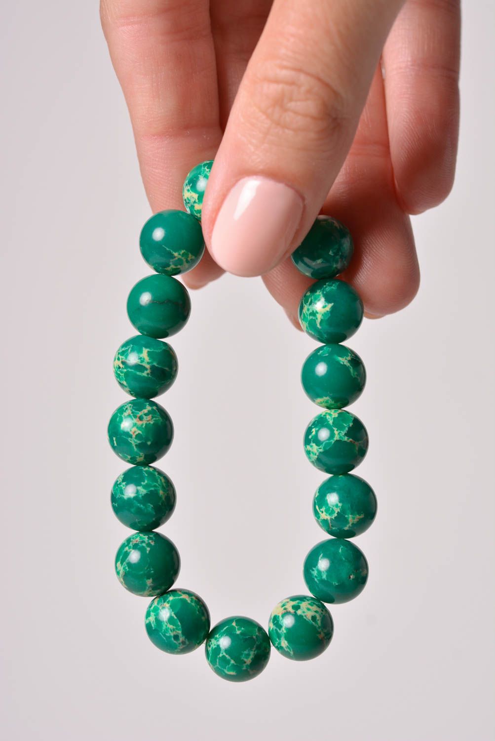 Grünes stilvolles handgemachtes Armband aus Natursteinen Variscit mit Glasperlen foto 5