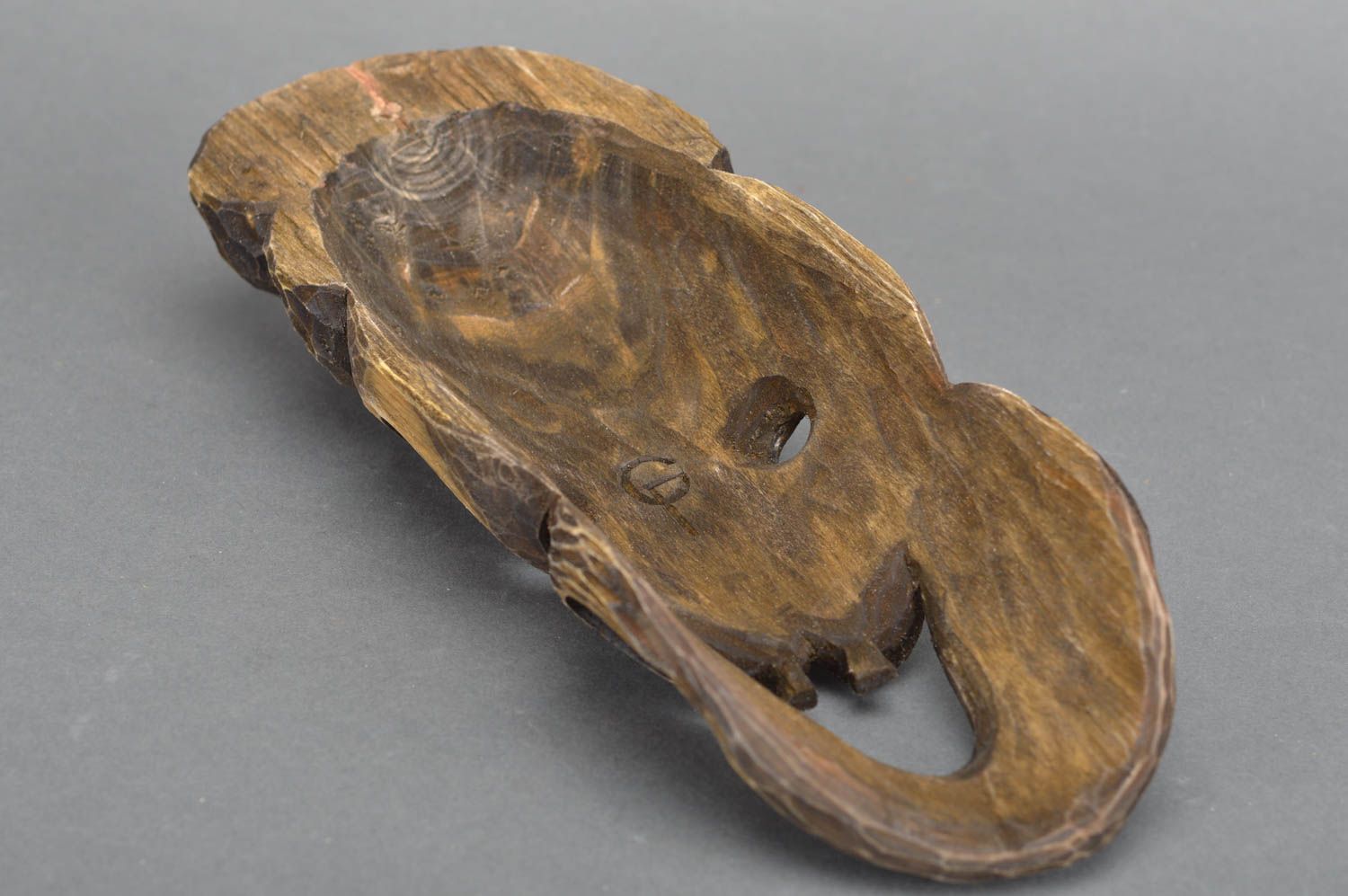 Панно из дерева ручной работы в виде резной маски в этническом стиле крашенное фото 3