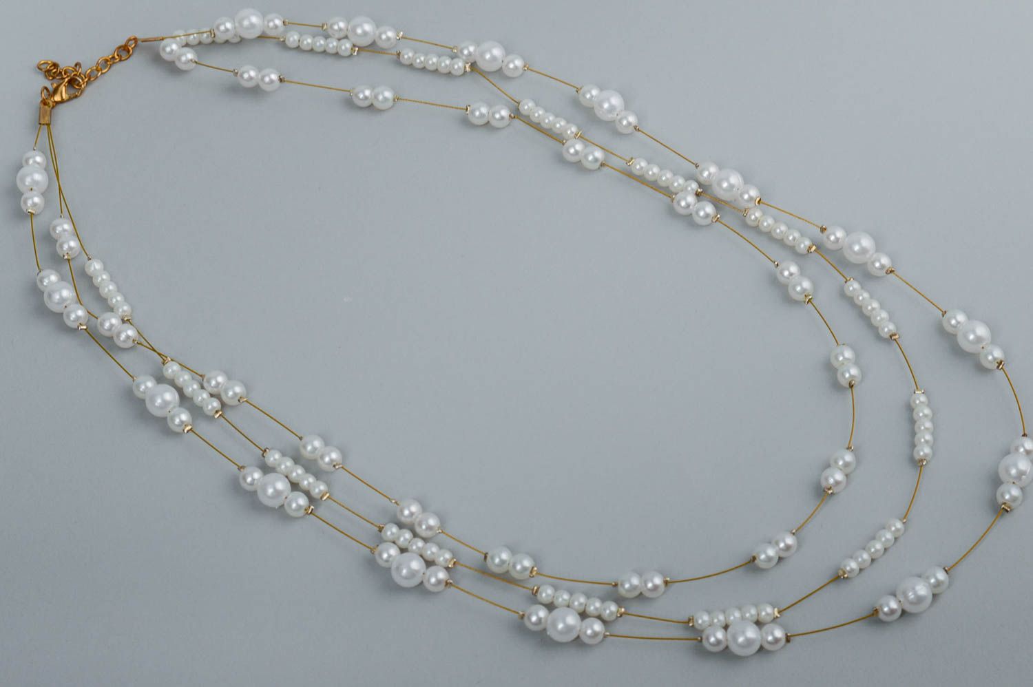 Белое ожерелье из пластикового жемчуга ручной работы оригинальное красивое фото 2