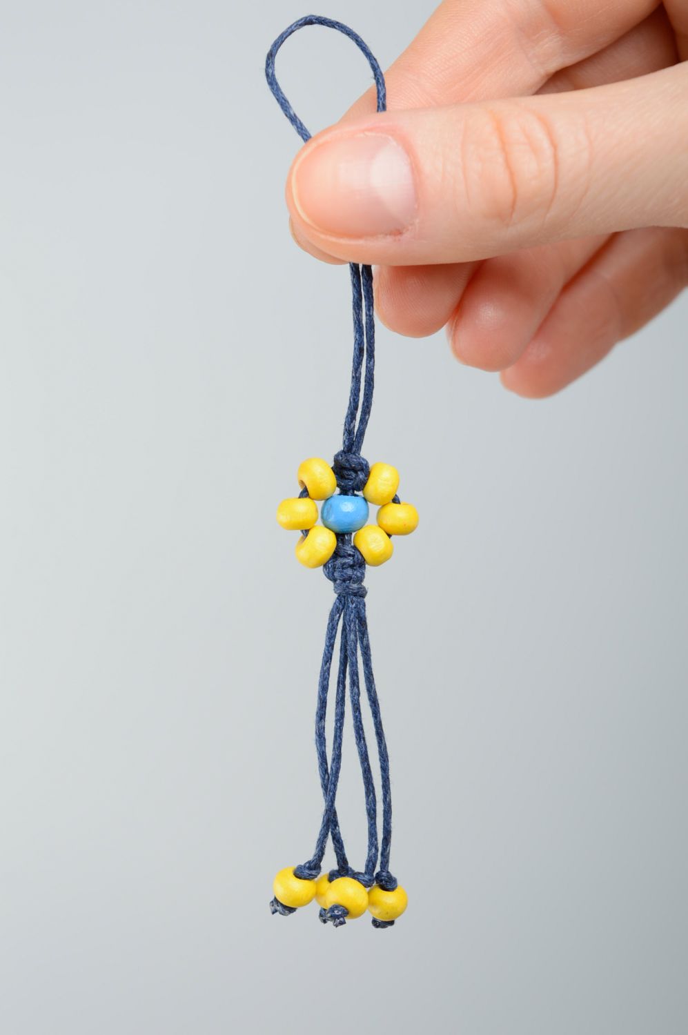 Beau porte-clé jaune en lacet avec perles en bois fait main technique macramé photo 3