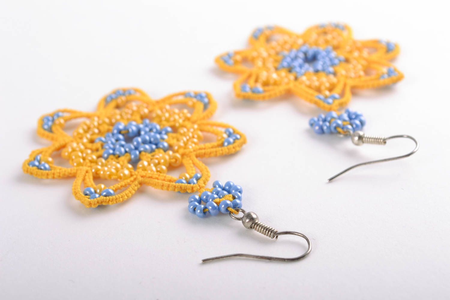 Boucles d'oreilles tricotées fleur jaune avec perles de rocaille faites main photo 4