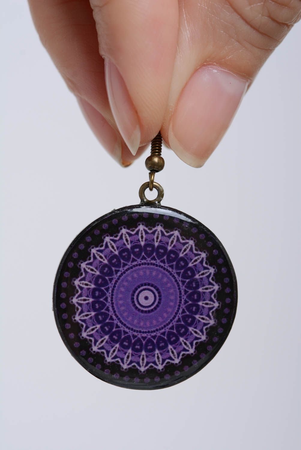 Серьги из полимерной глины круглые темные с фиолетовым необычные ручной работы фото 3