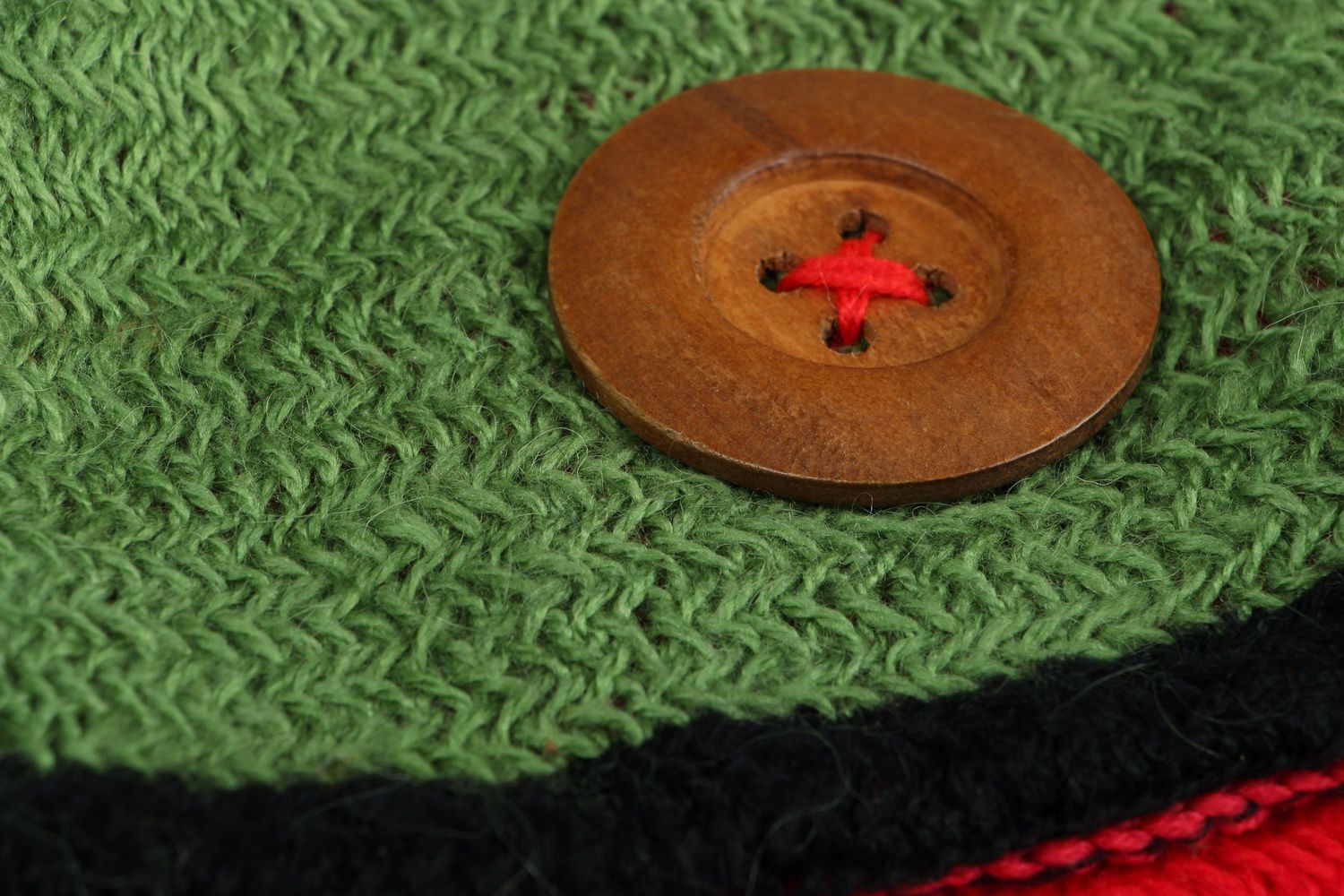 Sac tricoté en laine et décoré d'un bouton photo 4