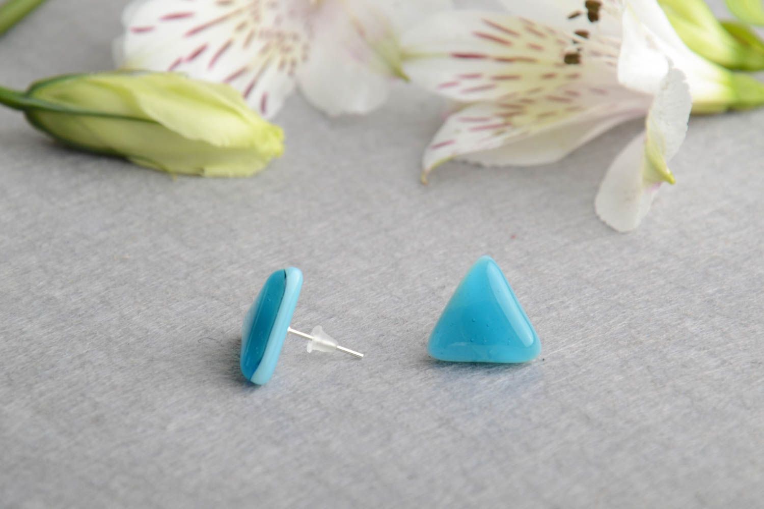 Schöne blaue dreieckige Ohrringe Ohrstecker aus Fusing Glas handmade für Damen foto 1