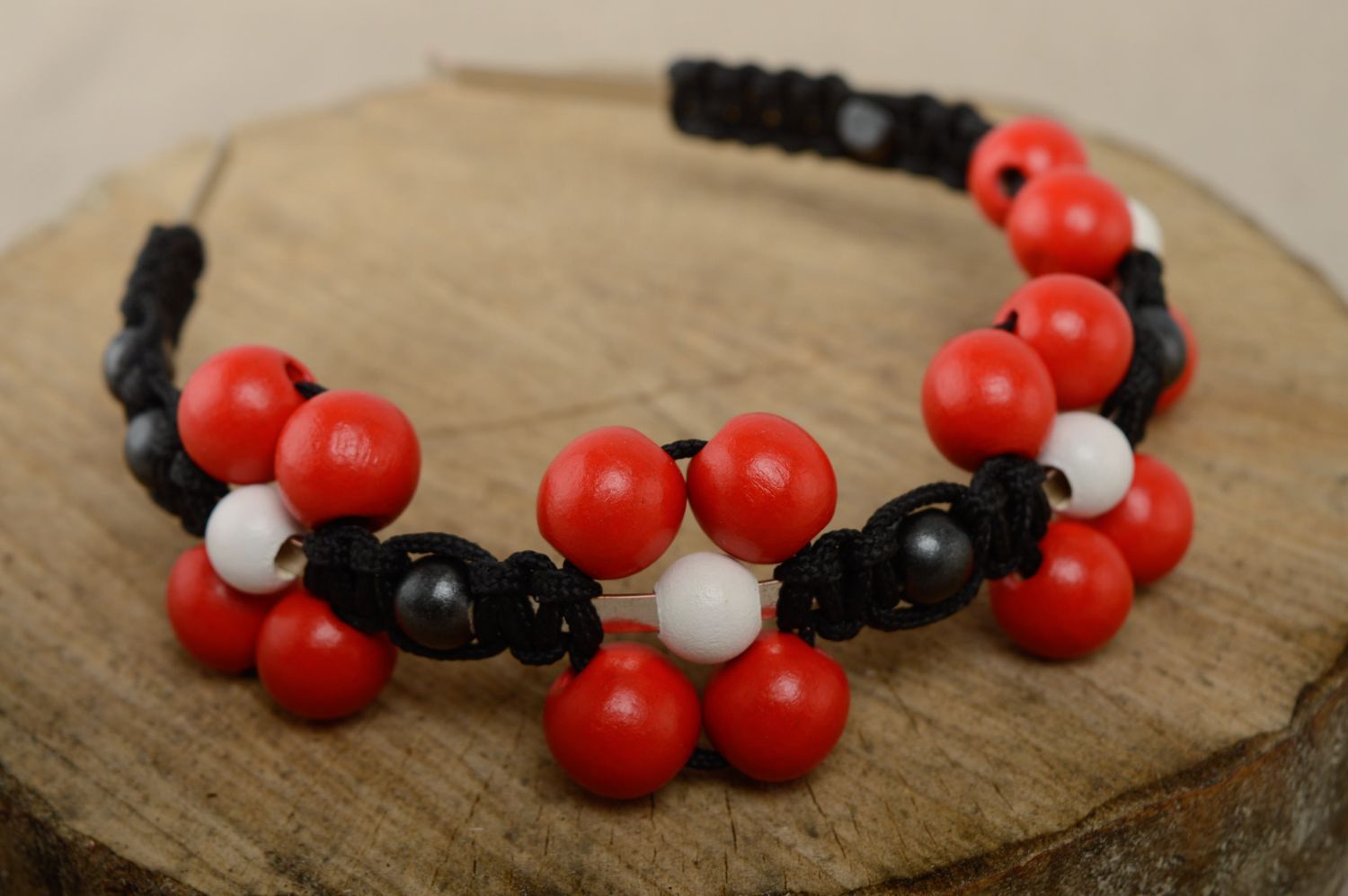 Serre-tête métallique avec macramé et perles de bois rouges, blanches et noires photo 1