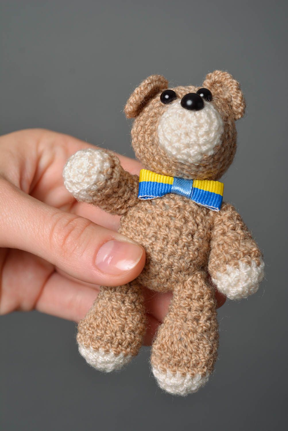 Jouet ours marron avec noeud Peluche faite main tricoté au crochet Cadeau enfant photo 4