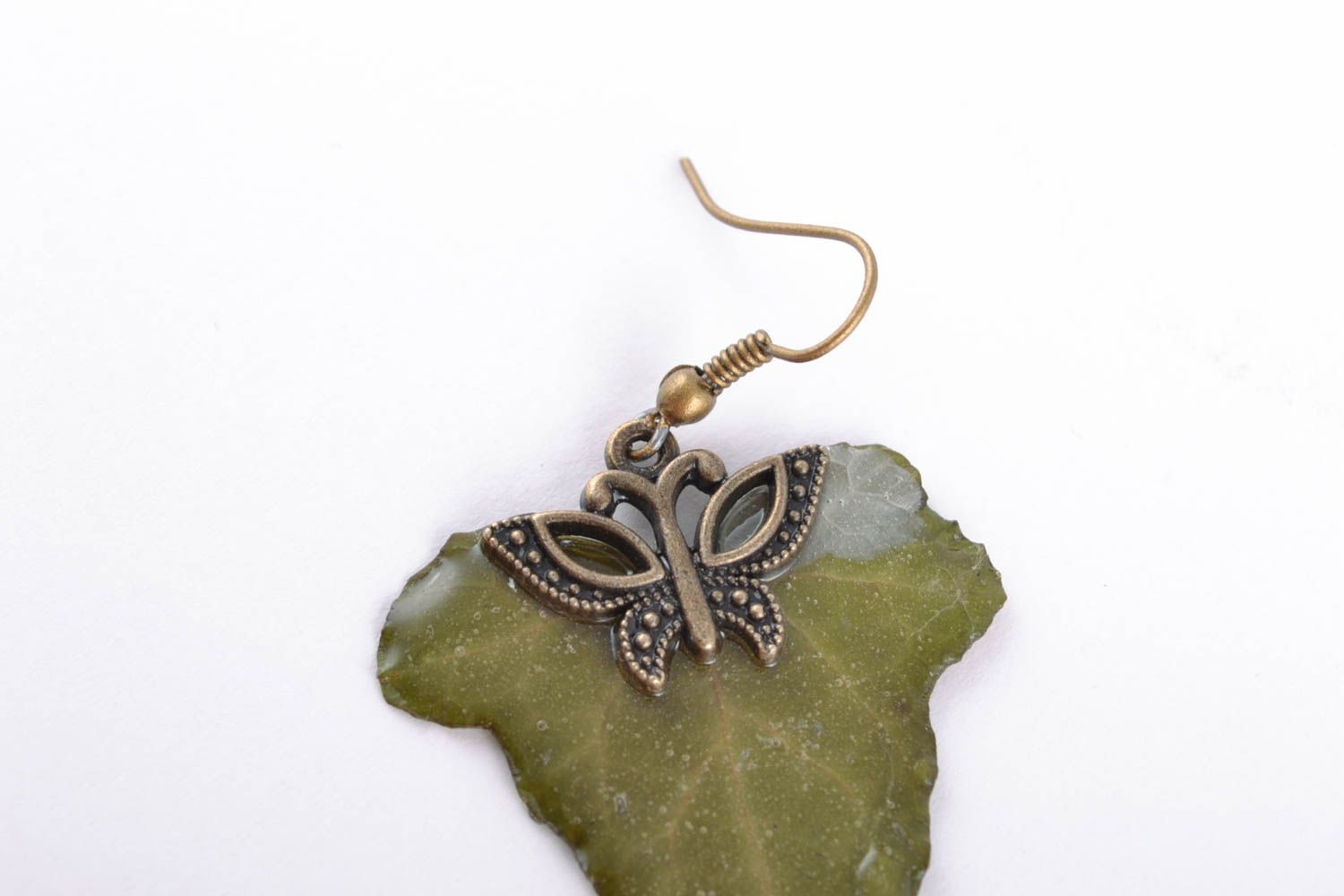 Dangle earrings with dried ivy leaves coated with epoxy resin photo 4