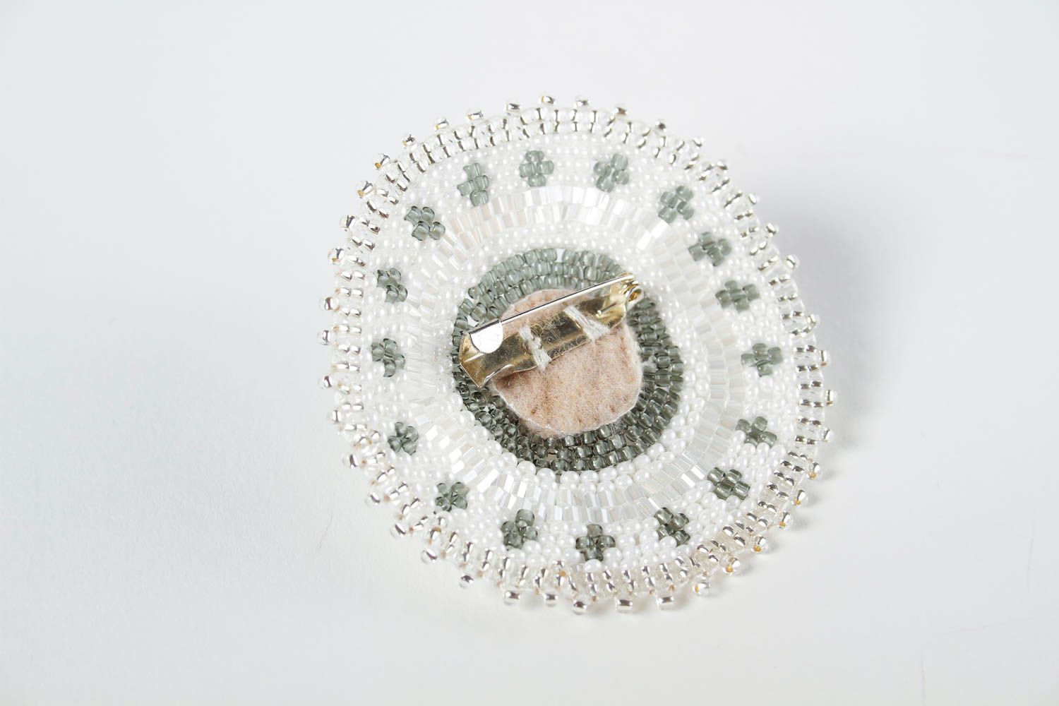 Jolie broche faite main en perles de rocailles Accessoire pour femme design photo 4