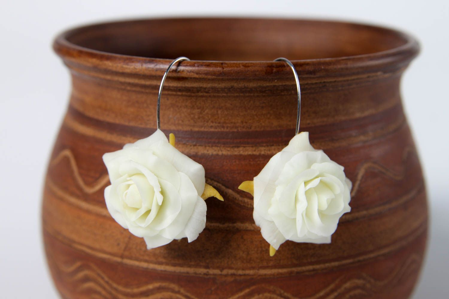 Boucles d'oreilles roses Bijou fait main blanches design Accessoire femme photo 1