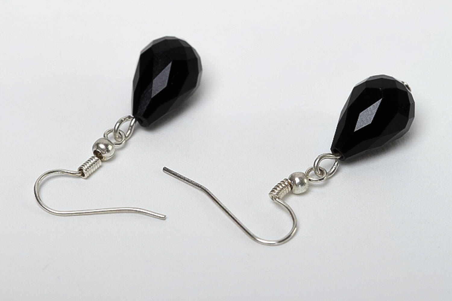 Boucles d'oreilles pendantes Bijou fait main noires en cristal Cadeau femme photo 4