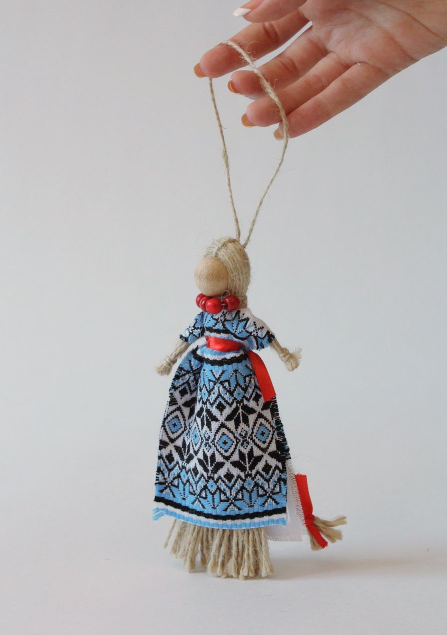 Boneca étnica protectora feita à mão de tecidos naturais e fios de linho foto 1