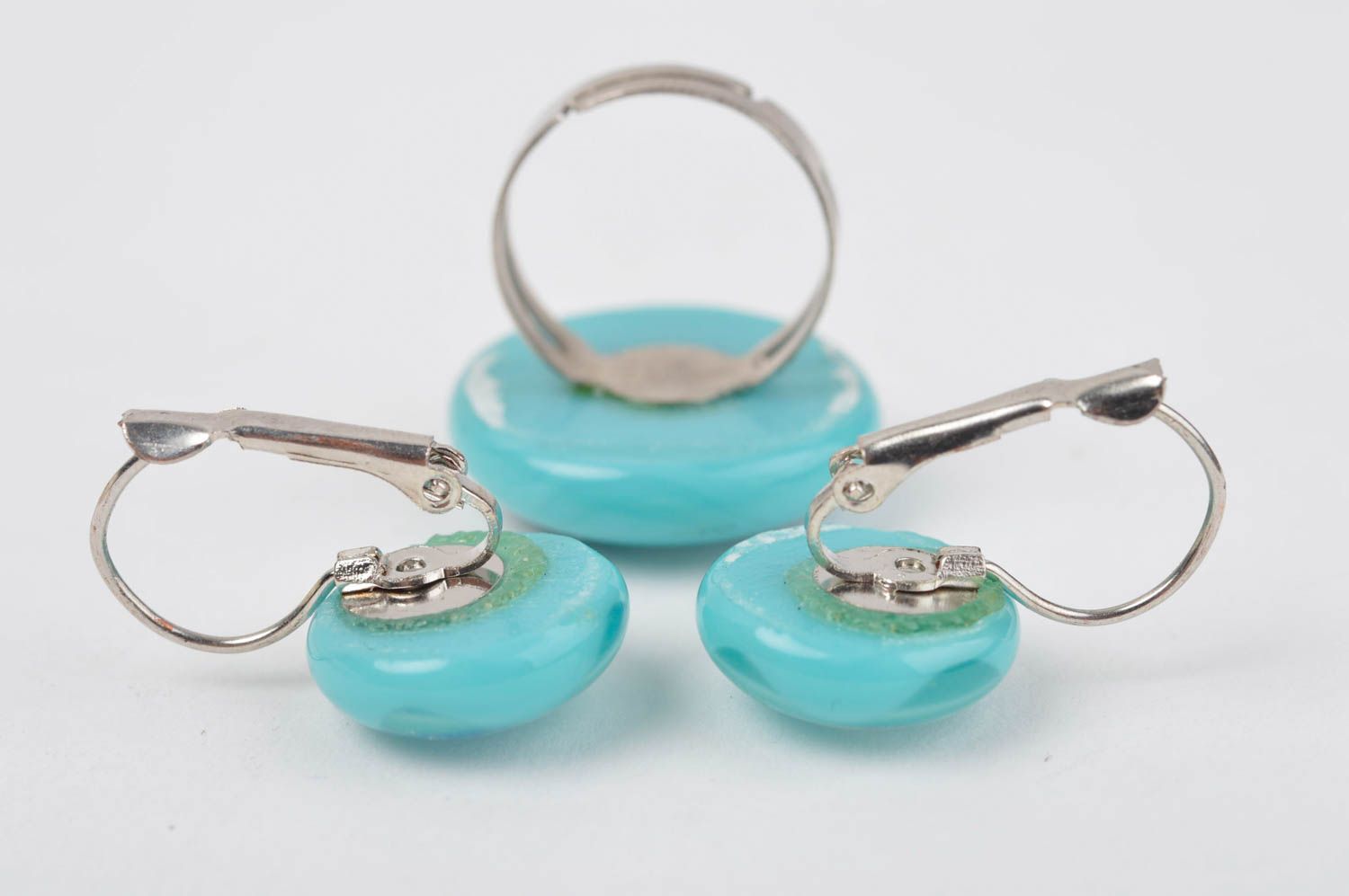 Boucles d'oreilles rondes Bijoux faits main en verre bleu ciel Bague design photo 4