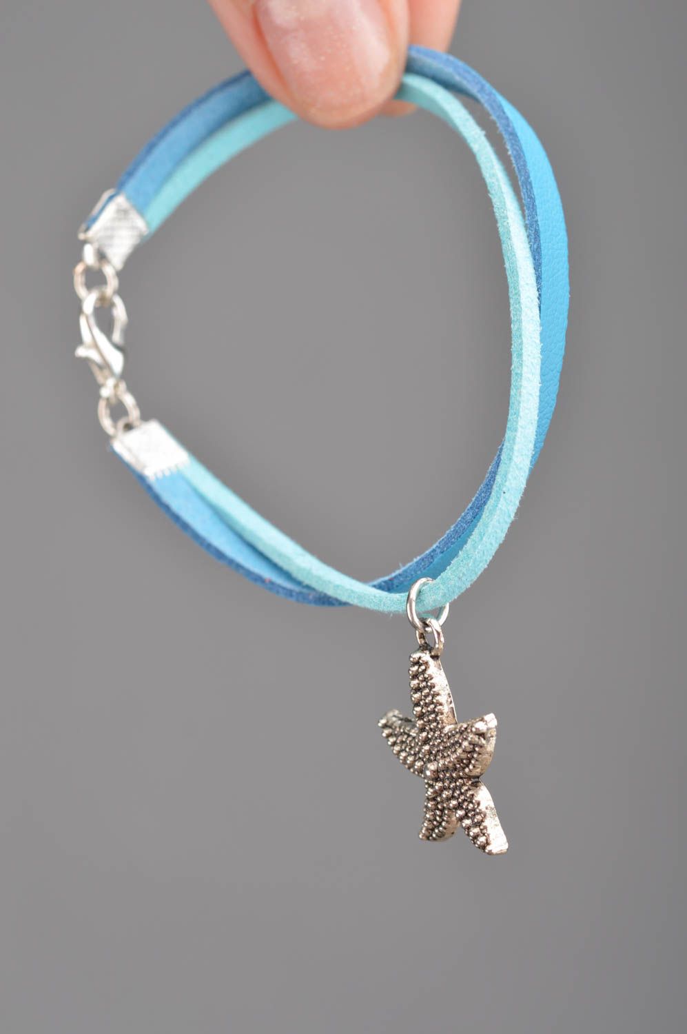 Bracelet bleu ciel cuir et suède avec breloque original fait main Étoile de mer photo 2