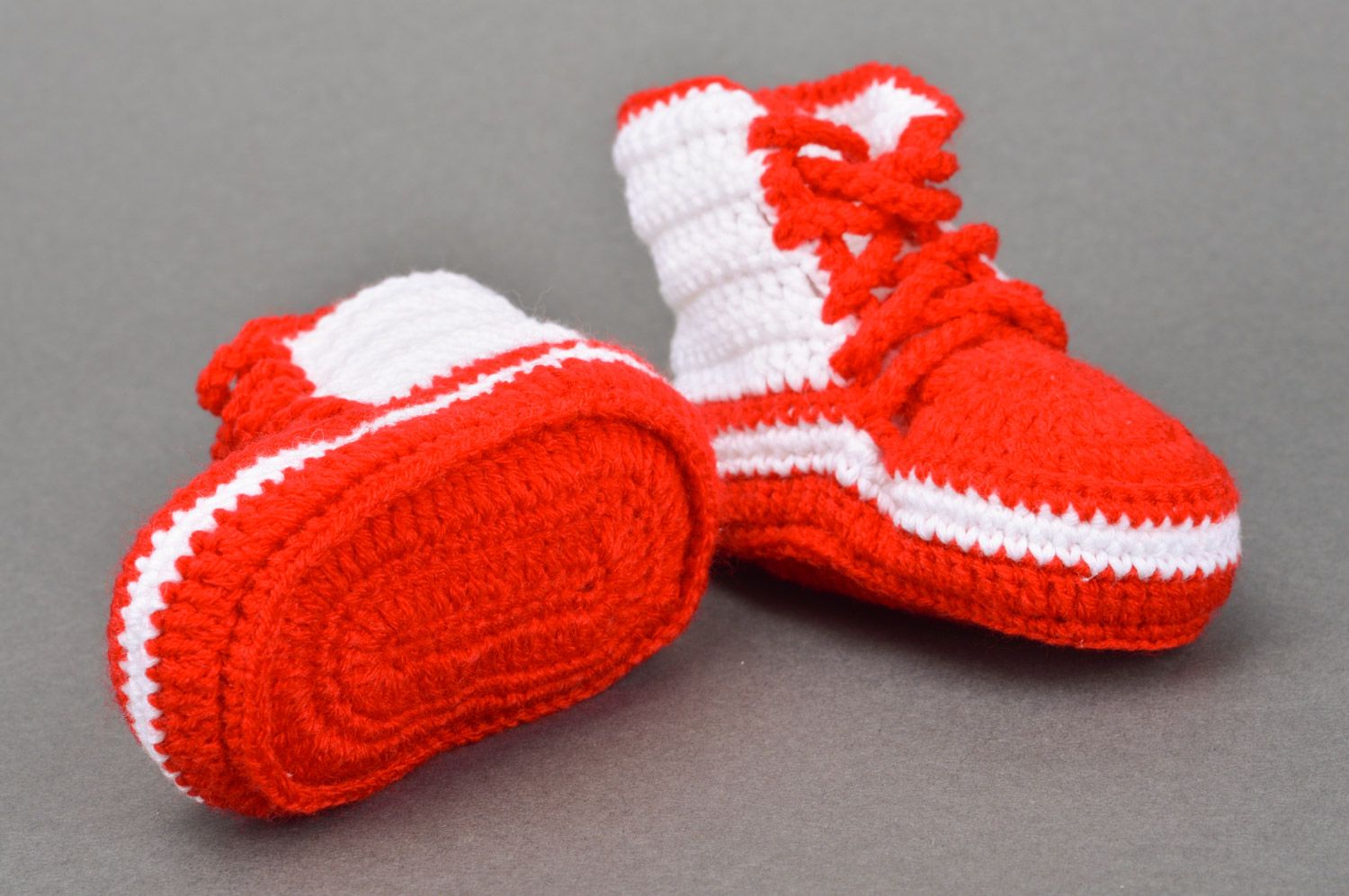 Chaussons tricotés au crochet rouge-blanc à lacets faits main pour bébé Baskets photo 5