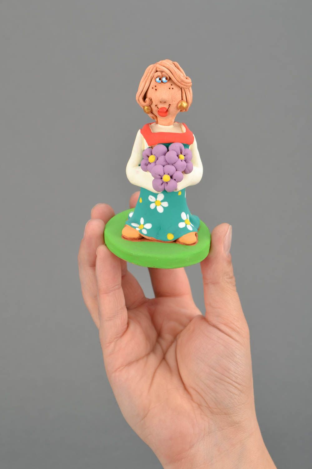 Figurine en céramique faite main Femme avec bouquet photo 2