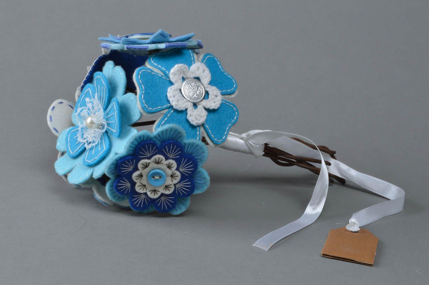 Ramo de flores de fieltro hecho a mano para decorar casa azul   foto 1