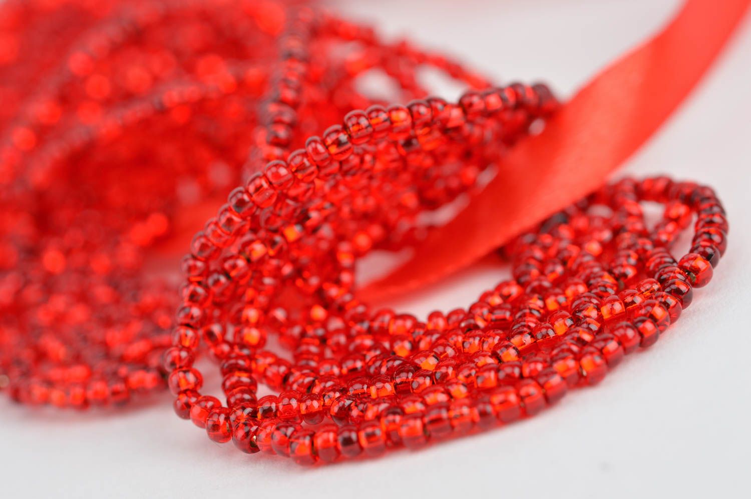 Bracelet en perles de rocaille large fait main rouge original avec ruban photo 4
