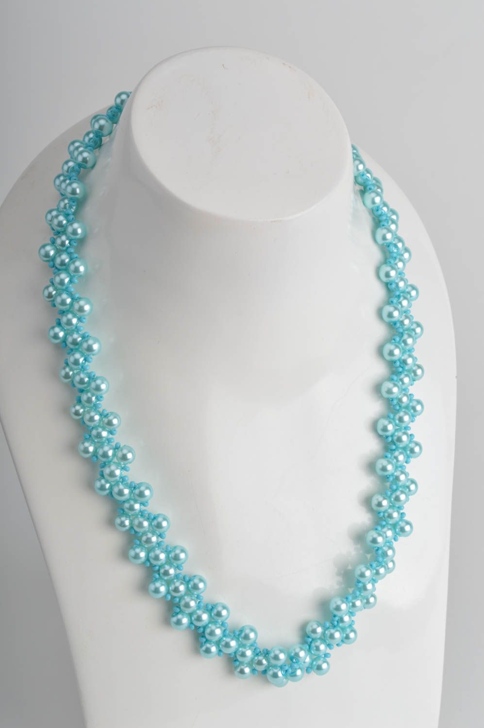 Collier en perles de rocailles et fausses perles bleu clair fait main de design photo 3