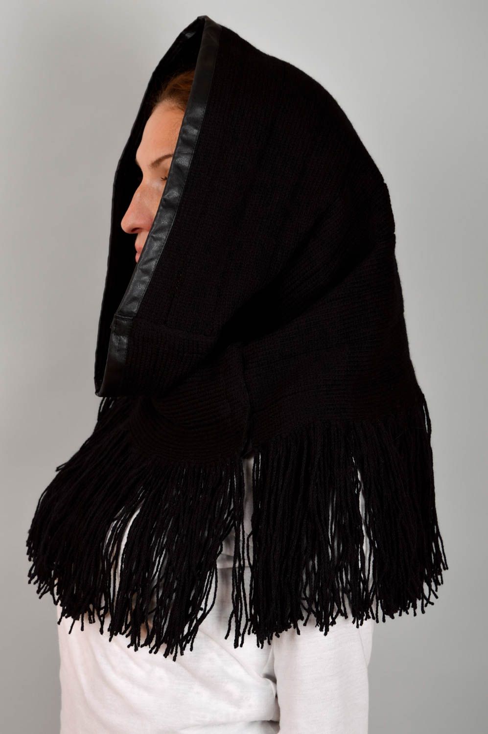 Шарф ручной работы оригинальный женский шарф черный снуд модный шарф красивый фото 5
