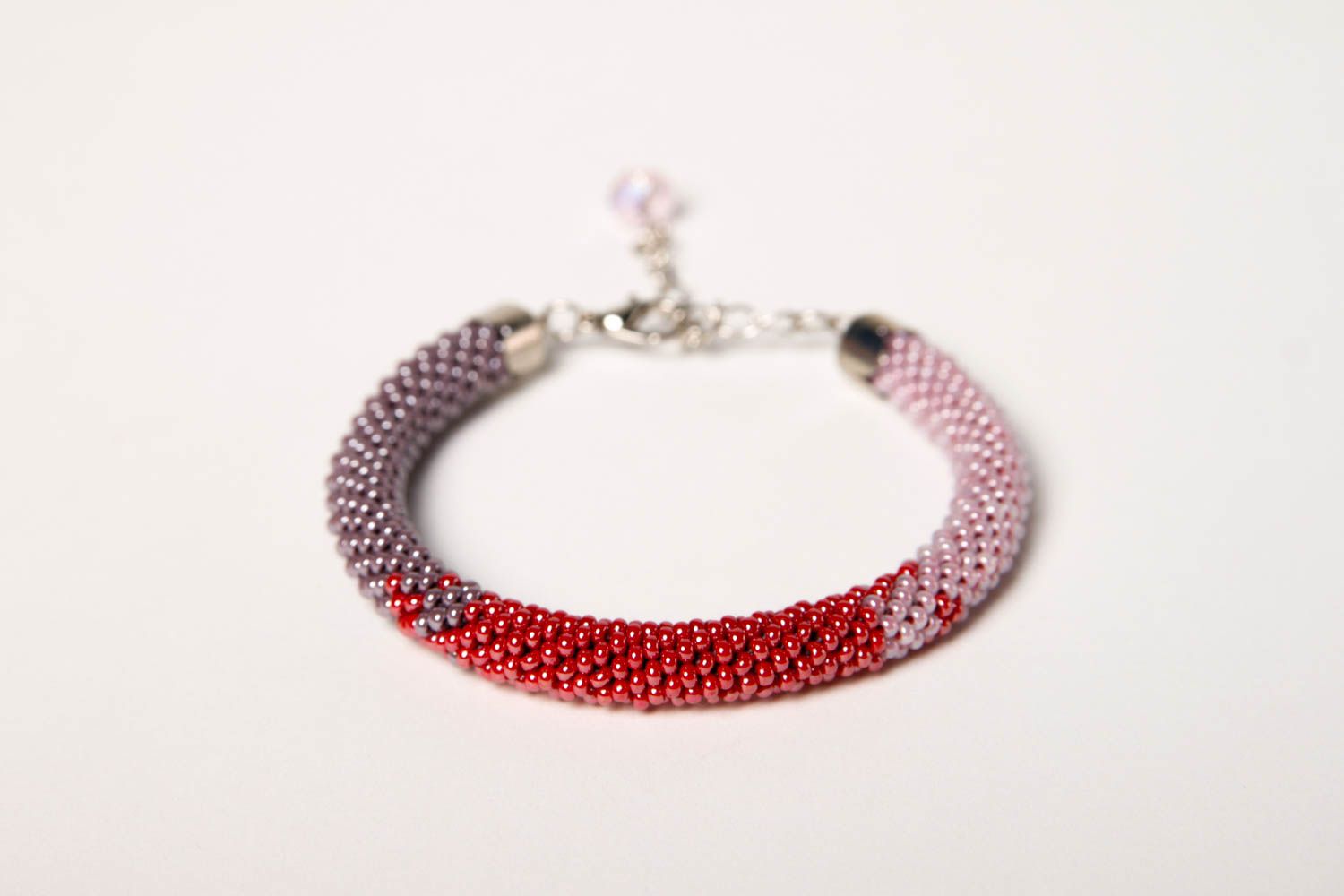 Grau rotes Glasperlen Armband handmade Designer Schmuck Frauen Accessoire eng foto 3