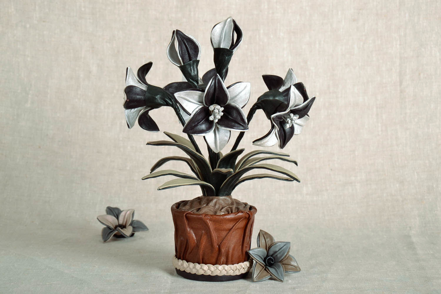 Leather flowers in a pot photo 1