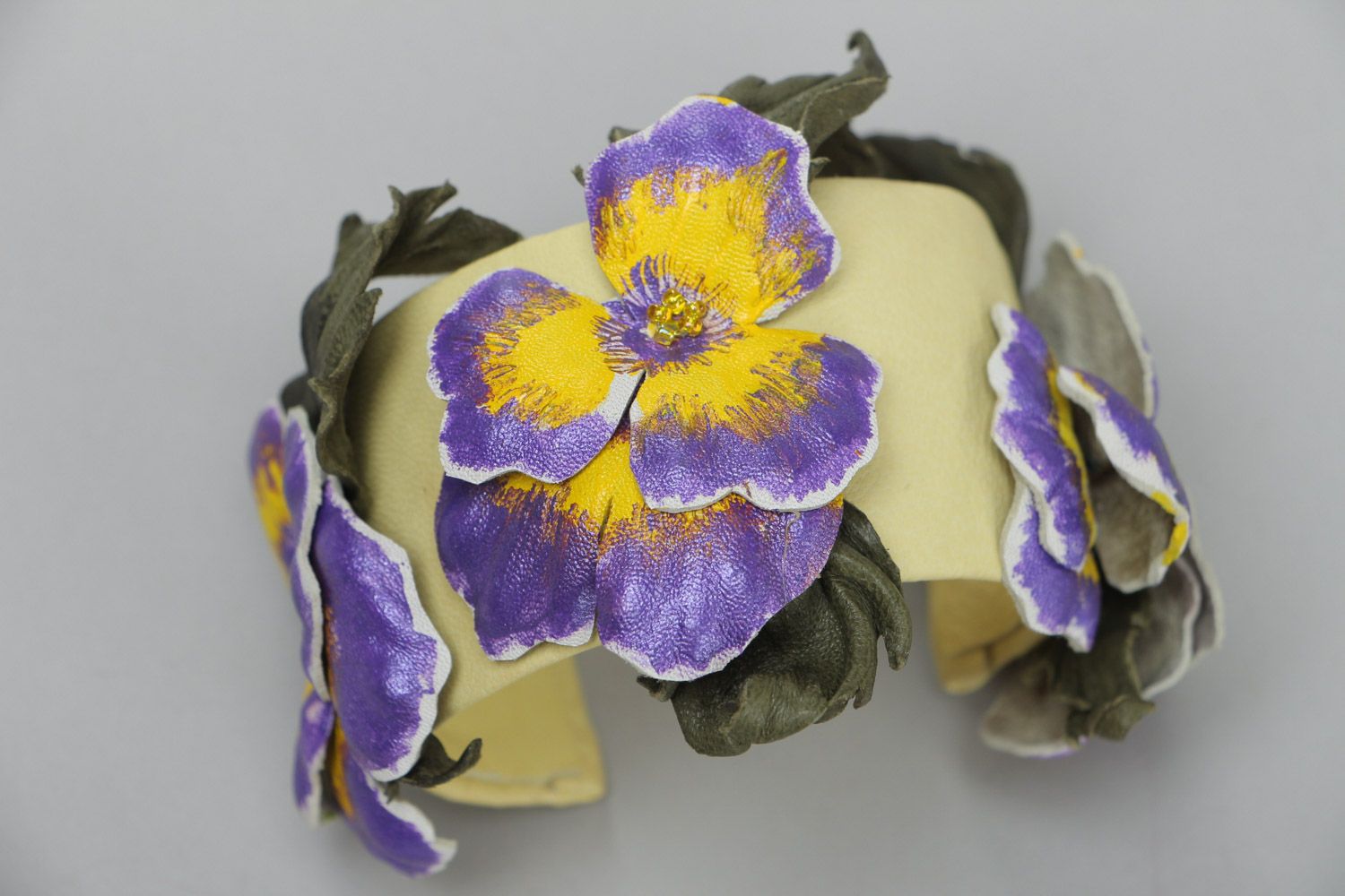 Pulsera de cuero hecha a mano ajustable ancha con flores foto 2