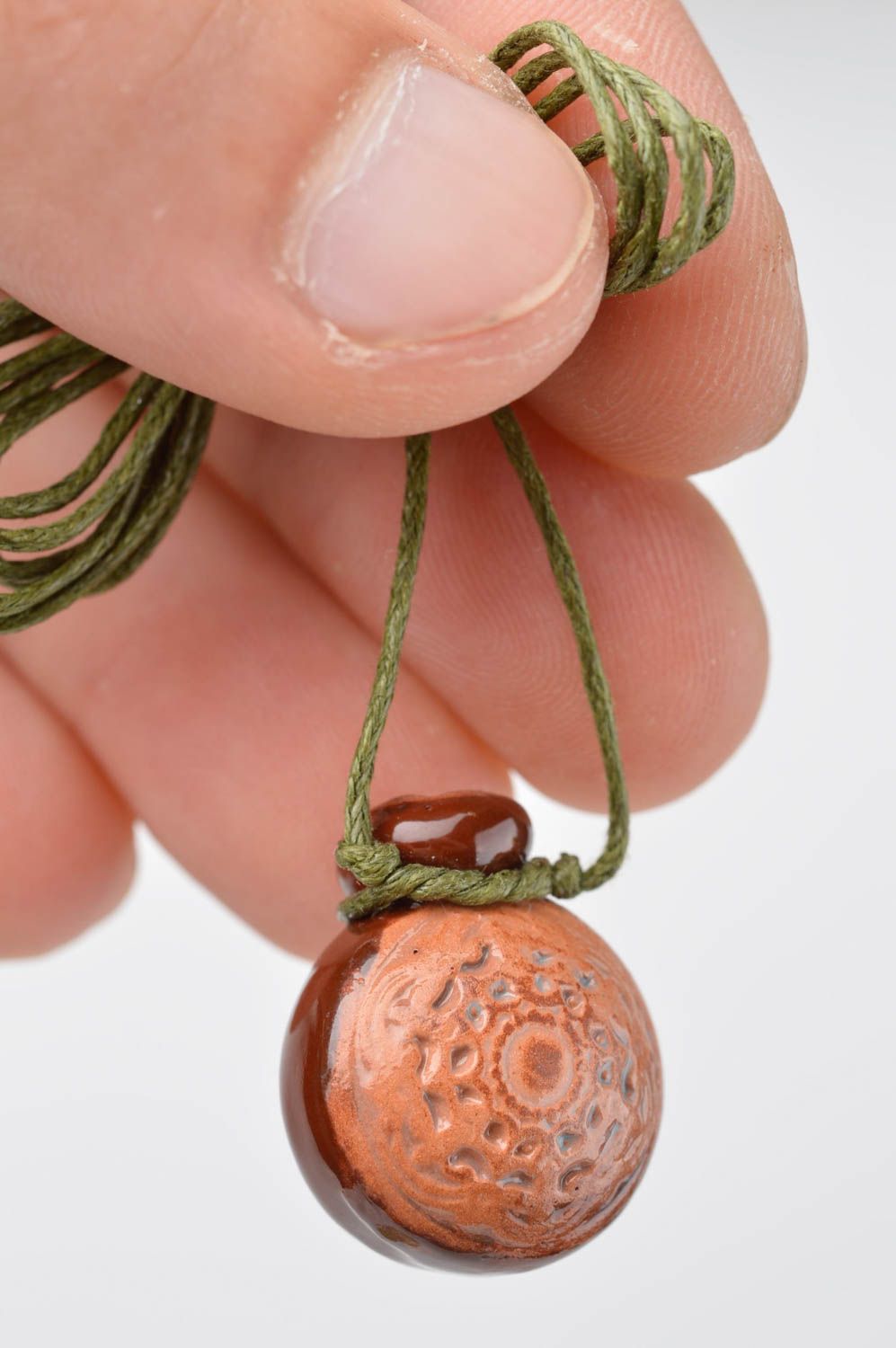 Pendentif en céramique Bijou fait main cruche ronde miniature Accessoire femme photo 4