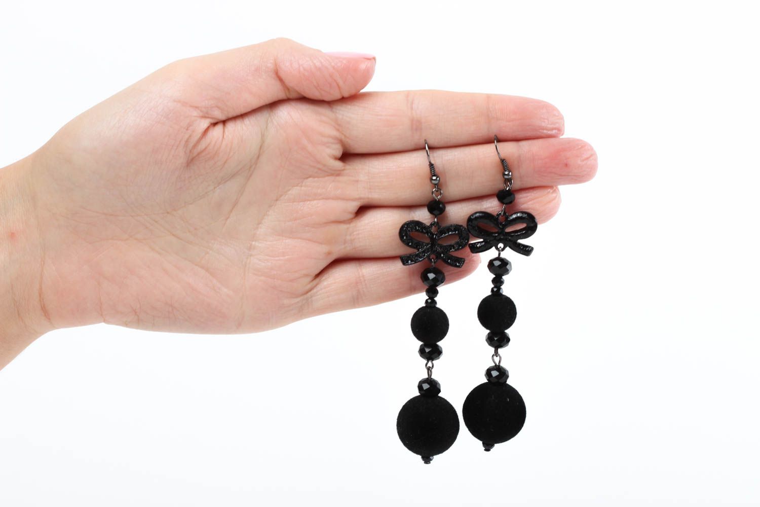 Серьги ручной работы черные украшение из бусин бархатных красивые серьги фото 5