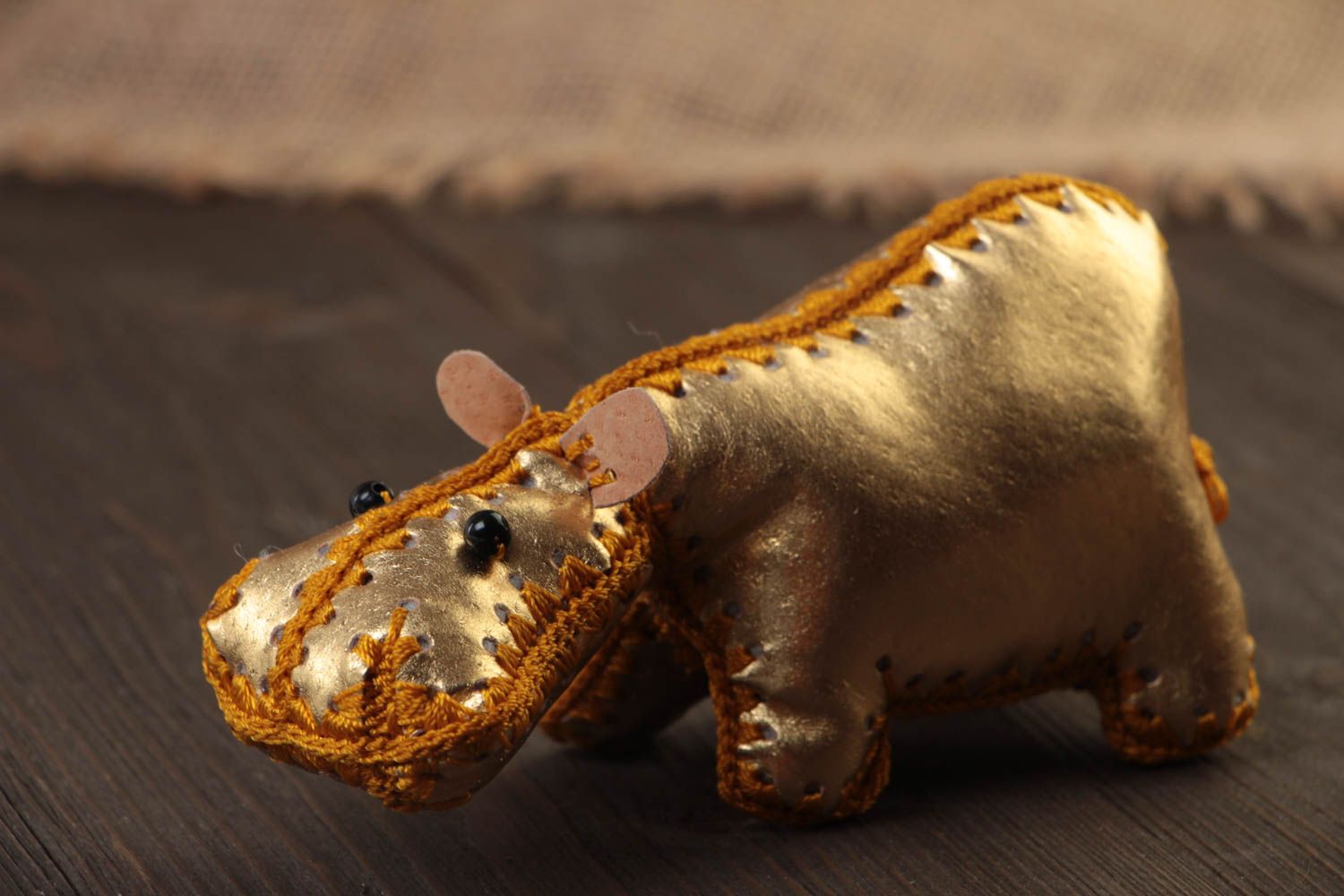 Золотистая кожаная игрушка ручной работы в виде бегемотика небольшая красивая фото 1