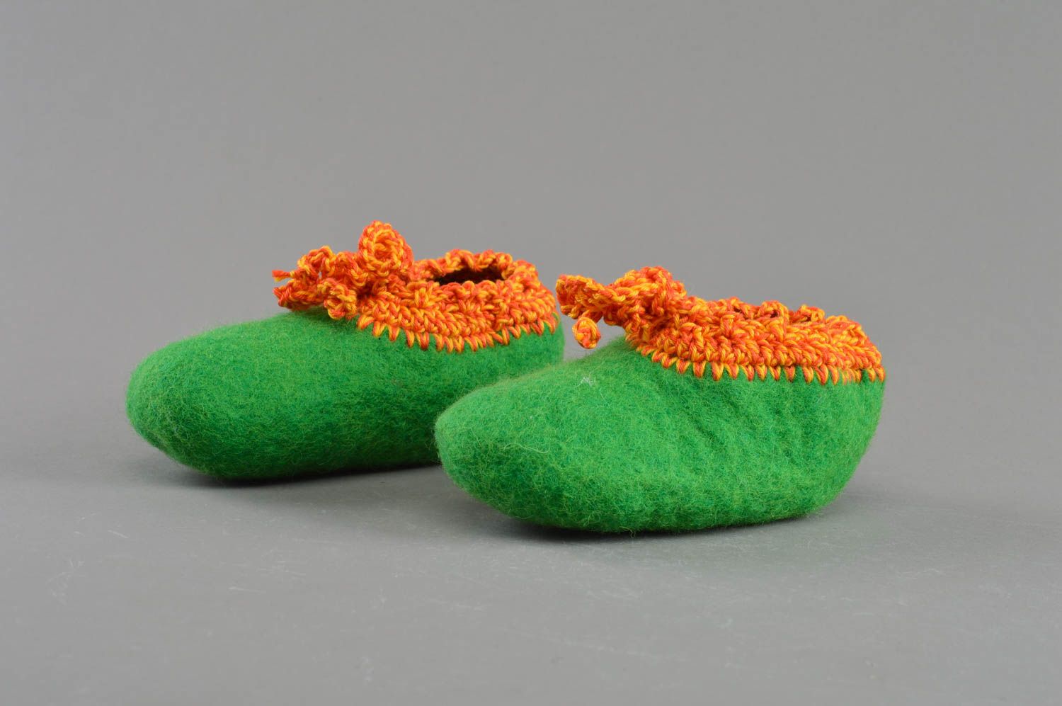 Schöne bunte grüne handgemachte Babyschuhe aus Wolle in Filzen Technik originell foto 2