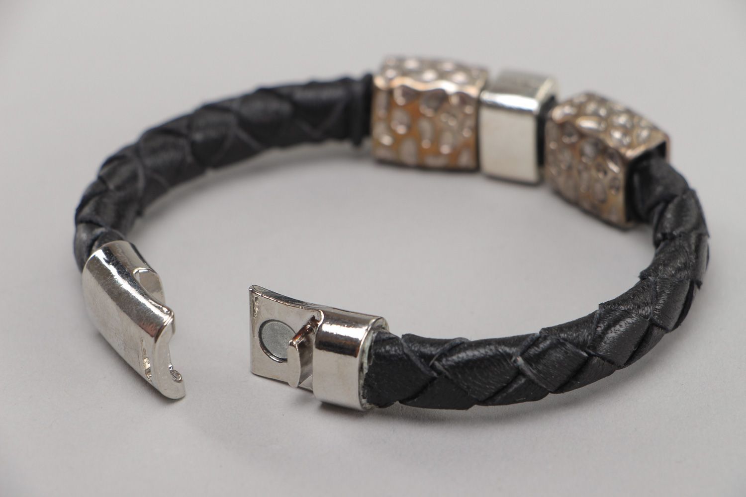 Schwarzes breites geflochtenes handgemachtes Armband aus Naturleder mit Metall für Damen foto 4